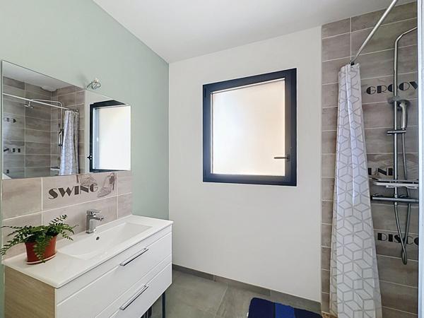 Maison contemporaine 2021 - Plain-pied - DPE A - Centre de Vernoil-le-Fourrier