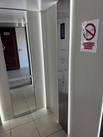 Coup de coeur pour ce splendide T2 de 81 M2 dont 52m2 habitable, à CAYENNE vue océan