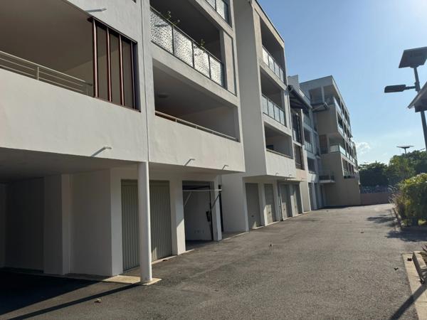 Coup de coeur pour ce splendide T2 de 81 M2 dont 52m2 habitable, à CAYENNE vue océan