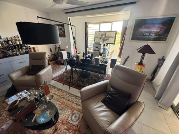 Coup de coeur pour ce splendide T2 de 81 M2 dont 52m2 habitable, à CAYENNE vue océan