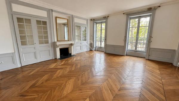 APPARTEMENT T5 A LOUER - LYON 6EME ARRONDISSEMENT - 182.42 m 2 - 2 320 € charges comprises par mois