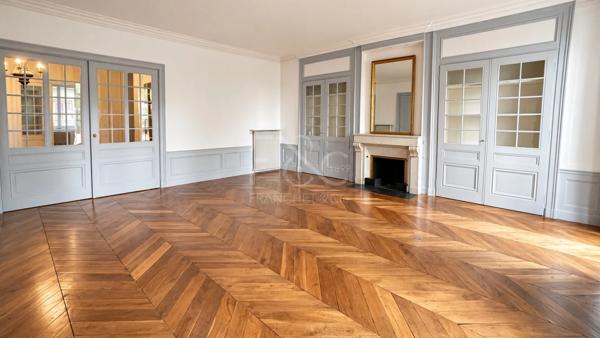 APPARTEMENT T5 A LOUER - LYON 6EME ARRONDISSEMENT - 182.42 m 2 - 2 320 € charges comprises par mois