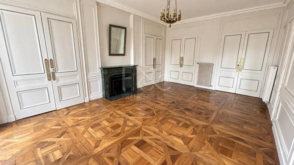 APPARTEMENT T5 A LOUER - LYON 6EME ARRONDISSEMENT - 182.42 m 2 - 2 320 € charges comprises par mois