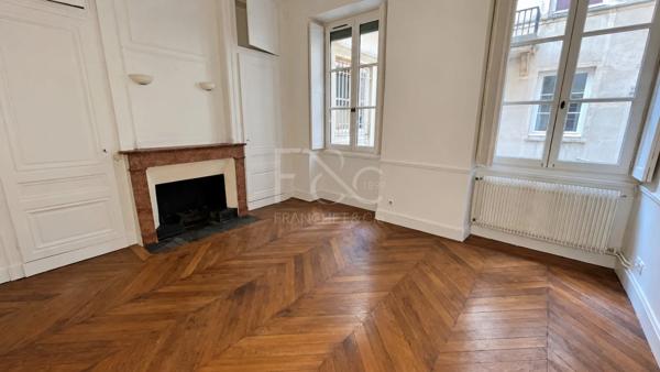 APPARTEMENT T5 A LOUER - LYON 6EME ARRONDISSEMENT - 182.42 m 2 - 2 320 € charges comprises par mois