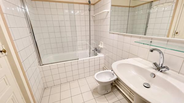 APPARTEMENT T5 A LOUER - LYON 6EME ARRONDISSEMENT - 182.42 m 2 - 2 320 € charges comprises par mois
