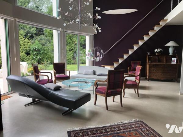 Maison d'Architecte d'environ 250 m². Terrain de 5529 m² avec piscine.