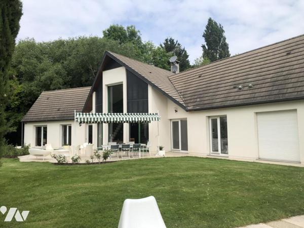 Maison d'Architecte d'environ 250 m². Terrain de 5529 m² avec piscine.