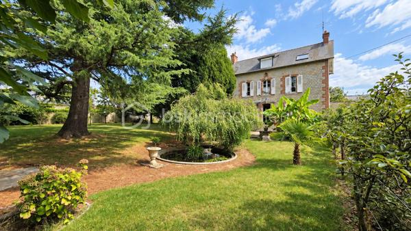 À Fougères, découvrez cette propriété en pierre pleine de caractère, implantée sur un beau terrain arboré de plus de 1 700 m².

La maison offre environ 200 m² et de beaux volumes. Au rez-de-chaussée, une entrée dessert un salon avec cheminée en marbre, une cuisine avec coin repas, une arrière-cuisine/buanderie ainsi qu’une salle à manger d’environ 30 m² aménagée dans l’extension.
À l’étage, vous retrouverez trois chambres, dont une de plus de 20 m², un bureau et une salle d’eau. Un grenier offre également un potentiel d’aménagement supplémentaire.
À l’extérieur, le véritable atout réside dans son grand jardin arboré, sans vis-à-vis, mais aussi dans ses nombreux espaces annexes : plusieurs garages, atelier, dépendances et cour intérieure. Une partie du terrain est également constructible.

Des travaux de rénovation sont à prévoir, mais cette propriété offre un beau potentiel et une configuration devenue rare à Fougères.