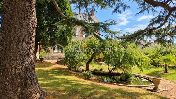 À Fougères, découvrez cette propriété en pierre pleine de caractère, implantée sur un beau terrain arboré de plus de 1 700 m².

La maison offre environ 200 m² et de beaux volumes. Au rez-de-chaussée, une entrée dessert un salon avec cheminée en marbre, une cuisine avec coin repas, une arrière-cuisine/buanderie ainsi qu’une salle à manger d’environ 30 m² aménagée dans l’extension.
À l’étage, vous retrouverez trois chambres, dont une de plus de 20 m², un bureau et une salle d’eau. Un grenier offre également un potentiel d’aménagement supplémentaire.
À l’extérieur, le véritable atout réside dans son grand jardin arboré, sans vis-à-vis, mais aussi dans ses nombreux espaces annexes : plusieurs garages, atelier, dépendances et cour intérieure. Une partie du terrain est également constructible.

Des travaux de rénovation sont à prévoir, mais cette propriété offre un beau potentiel et une configuration devenue rare à Fougères.