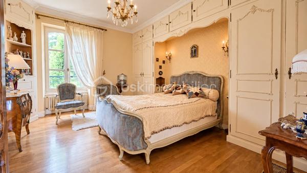 À Fougères, découvrez cette propriété en pierre pleine de caractère, implantée sur un beau terrain arboré de plus de 1 700 m².

La maison offre environ 200 m² et de beaux volumes. Au rez-de-chaussée, une entrée dessert un salon avec cheminée en marbre, une cuisine avec coin repas, une arrière-cuisine/buanderie ainsi qu’une salle à manger d’environ 30 m² aménagée dans l’extension.
À l’étage, vous retrouverez trois chambres, dont une de plus de 20 m², un bureau et une salle d’eau. Un grenier offre également un potentiel d’aménagement supplémentaire.
À l’extérieur, le véritable atout réside dans son grand jardin arboré, sans vis-à-vis, mais aussi dans ses nombreux espaces annexes : plusieurs garages, atelier, dépendances et cour intérieure. Une partie du terrain est également constructible.

Des travaux de rénovation sont à prévoir, mais cette propriété offre un beau potentiel et une configuration devenue rare à Fougères.