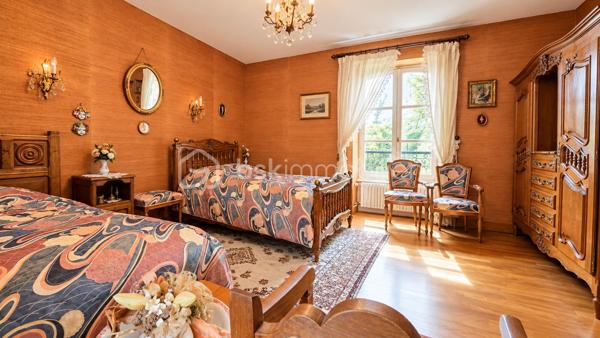 À Fougères, découvrez cette propriété en pierre pleine de caractère, implantée sur un beau terrain arboré de plus de 1 700 m².

La maison offre environ 200 m² et de beaux volumes. Au rez-de-chaussée, une entrée dessert un salon avec cheminée en marbre, une cuisine avec coin repas, une arrière-cuisine/buanderie ainsi qu’une salle à manger d’environ 30 m² aménagée dans l’extension.
À l’étage, vous retrouverez trois chambres, dont une de plus de 20 m², un bureau et une salle d’eau. Un grenier offre également un potentiel d’aménagement supplémentaire.
À l’extérieur, le véritable atout réside dans son grand jardin arboré, sans vis-à-vis, mais aussi dans ses nombreux espaces annexes : plusieurs garages, atelier, dépendances et cour intérieure. Une partie du terrain est également constructible.

Des travaux de rénovation sont à prévoir, mais cette propriété offre un beau potentiel et une configuration devenue rare à Fougères.