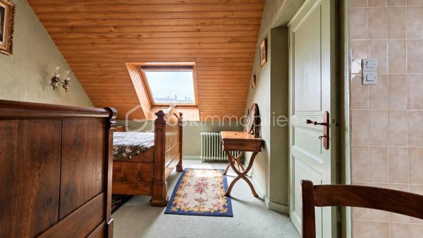 À Fougères, découvrez cette propriété en pierre pleine de caractère, implantée sur un beau terrain arboré de plus de 1 700 m².

La maison offre environ 200 m² et de beaux volumes. Au rez-de-chaussée, une entrée dessert un salon avec cheminée en marbre, une cuisine avec coin repas, une arrière-cuisine/buanderie ainsi qu’une salle à manger d’environ 30 m² aménagée dans l’extension.
À l’étage, vous retrouverez trois chambres, dont une de plus de 20 m², un bureau et une salle d’eau. Un grenier offre également un potentiel d’aménagement supplémentaire.
À l’extérieur, le véritable atout réside dans son grand jardin arboré, sans vis-à-vis, mais aussi dans ses nombreux espaces annexes : plusieurs garages, atelier, dépendances et cour intérieure. Une partie du terrain est également constructible.

Des travaux de rénovation sont à prévoir, mais cette propriété offre un beau potentiel et une configuration devenue rare à Fougères.