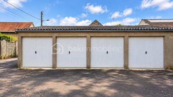À Fougères, découvrez cette propriété en pierre pleine de caractère, implantée sur un beau terrain arboré de plus de 1 700 m².

La maison offre environ 200 m² et de beaux volumes. Au rez-de-chaussée, une entrée dessert un salon avec cheminée en marbre, une cuisine avec coin repas, une arrière-cuisine/buanderie ainsi qu’une salle à manger d’environ 30 m² aménagée dans l’extension.
À l’étage, vous retrouverez trois chambres, dont une de plus de 20 m², un bureau et une salle d’eau. Un grenier offre également un potentiel d’aménagement supplémentaire.
À l’extérieur, le véritable atout réside dans son grand jardin arboré, sans vis-à-vis, mais aussi dans ses nombreux espaces annexes : plusieurs garages, atelier, dépendances et cour intérieure. Une partie du terrain est également constructible.

Des travaux de rénovation sont à prévoir, mais cette propriété offre un beau potentiel et une configuration devenue rare à Fougères.
