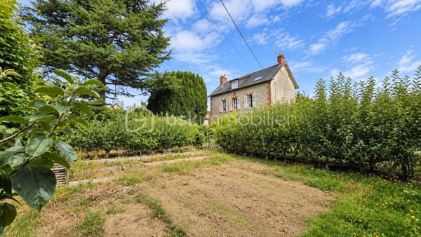 À Fougères, découvrez cette propriété en pierre pleine de caractère, implantée sur un beau terrain arboré de plus de 1 700 m².

La maison offre environ 200 m² et de beaux volumes. Au rez-de-chaussée, une entrée dessert un salon avec cheminée en marbre, une cuisine avec coin repas, une arrière-cuisine/buanderie ainsi qu’une salle à manger d’environ 30 m² aménagée dans l’extension.
À l’étage, vous retrouverez trois chambres, dont une de plus de 20 m², un bureau et une salle d’eau. Un grenier offre également un potentiel d’aménagement supplémentaire.
À l’extérieur, le véritable atout réside dans son grand jardin arboré, sans vis-à-vis, mais aussi dans ses nombreux espaces annexes : plusieurs garages, atelier, dépendances et cour intérieure. Une partie du terrain est également constructible.

Des travaux de rénovation sont à prévoir, mais cette propriété offre un beau potentiel et une configuration devenue rare à Fougères.