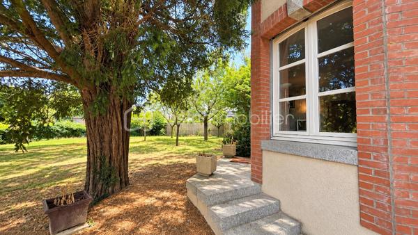 À Fougères, découvrez cette propriété en pierre pleine de caractère, implantée sur un beau terrain arboré de plus de 1 700 m².

La maison offre environ 200 m² et de beaux volumes. Au rez-de-chaussée, une entrée dessert un salon avec cheminée en marbre, une cuisine avec coin repas, une arrière-cuisine/buanderie ainsi qu’une salle à manger d’environ 30 m² aménagée dans l’extension.
À l’étage, vous retrouverez trois chambres, dont une de plus de 20 m², un bureau et une salle d’eau. Un grenier offre également un potentiel d’aménagement supplémentaire.
À l’extérieur, le véritable atout réside dans son grand jardin arboré, sans vis-à-vis, mais aussi dans ses nombreux espaces annexes : plusieurs garages, atelier, dépendances et cour intérieure. Une partie du terrain est également constructible.

Des travaux de rénovation sont à prévoir, mais cette propriété offre un beau potentiel et une configuration devenue rare à Fougères.