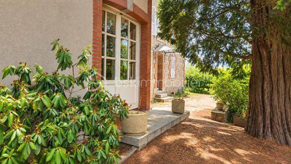 À Fougères, découvrez cette propriété en pierre pleine de caractère, implantée sur un beau terrain arboré de plus de 1 700 m².

La maison offre environ 200 m² et de beaux volumes. Au rez-de-chaussée, une entrée dessert un salon avec cheminée en marbre, une cuisine avec coin repas, une arrière-cuisine/buanderie ainsi qu’une salle à manger d’environ 30 m² aménagée dans l’extension.
À l’étage, vous retrouverez trois chambres, dont une de plus de 20 m², un bureau et une salle d’eau. Un grenier offre également un potentiel d’aménagement supplémentaire.
À l’extérieur, le véritable atout réside dans son grand jardin arboré, sans vis-à-vis, mais aussi dans ses nombreux espaces annexes : plusieurs garages, atelier, dépendances et cour intérieure. Une partie du terrain est également constructible.

Des travaux de rénovation sont à prévoir, mais cette propriété offre un beau potentiel et une configuration devenue rare à Fougères.
