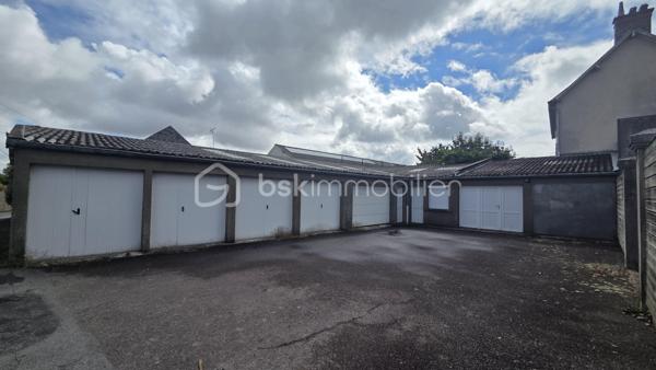 À Fougères, découvrez cette propriété en pierre pleine de caractère, implantée sur un beau terrain arboré de plus de 1 700 m².

La maison offre environ 200 m² et de beaux volumes. Au rez-de-chaussée, une entrée dessert un salon avec cheminée en marbre, une cuisine avec coin repas, une arrière-cuisine/buanderie ainsi qu’une salle à manger d’environ 30 m² aménagée dans l’extension.
À l’étage, vous retrouverez trois chambres, dont une de plus de 20 m², un bureau et une salle d’eau. Un grenier offre également un potentiel d’aménagement supplémentaire.
À l’extérieur, le véritable atout réside dans son grand jardin arboré, sans vis-à-vis, mais aussi dans ses nombreux espaces annexes : plusieurs garages, atelier, dépendances et cour intérieure. Une partie du terrain est également constructible.

Des travaux de rénovation sont à prévoir, mais cette propriété offre un beau potentiel et une configuration devenue rare à Fougères.