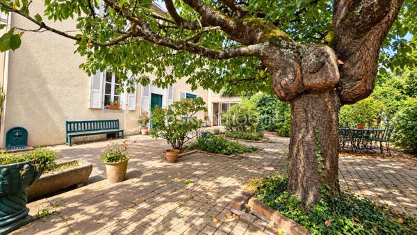 À Fougères, découvrez cette propriété en pierre pleine de caractère, implantée sur un beau terrain arboré de plus de 1 700 m².

La maison offre environ 200 m² et de beaux volumes. Au rez-de-chaussée, une entrée dessert un salon avec cheminée en marbre, une cuisine avec coin repas, une arrière-cuisine/buanderie ainsi qu’une salle à manger d’environ 30 m² aménagée dans l’extension.
À l’étage, vous retrouverez trois chambres, dont une de plus de 20 m², un bureau et une salle d’eau. Un grenier offre également un potentiel d’aménagement supplémentaire.
À l’extérieur, le véritable atout réside dans son grand jardin arboré, sans vis-à-vis, mais aussi dans ses nombreux espaces annexes : plusieurs garages, atelier, dépendances et cour intérieure. Une partie du terrain est également constructible.

Des travaux de rénovation sont à prévoir, mais cette propriété offre un beau potentiel et une configuration devenue rare à Fougères.