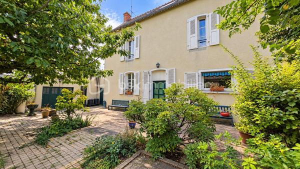 À Fougères, découvrez cette propriété en pierre pleine de caractère, implantée sur un beau terrain arboré de plus de 1 700 m².

La maison offre environ 200 m² et de beaux volumes. Au rez-de-chaussée, une entrée dessert un salon avec cheminée en marbre, une cuisine avec coin repas, une arrière-cuisine/buanderie ainsi qu’une salle à manger d’environ 30 m² aménagée dans l’extension.
À l’étage, vous retrouverez trois chambres, dont une de plus de 20 m², un bureau et une salle d’eau. Un grenier offre également un potentiel d’aménagement supplémentaire.
À l’extérieur, le véritable atout réside dans son grand jardin arboré, sans vis-à-vis, mais aussi dans ses nombreux espaces annexes : plusieurs garages, atelier, dépendances et cour intérieure. Une partie du terrain est également constructible.

Des travaux de rénovation sont à prévoir, mais cette propriété offre un beau potentiel et une configuration devenue rare à Fougères.