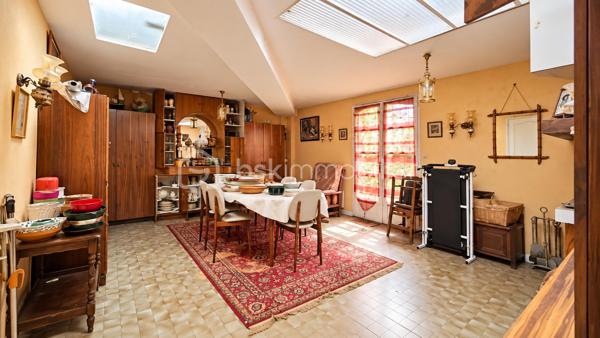 À Fougères, découvrez cette propriété en pierre pleine de caractère, implantée sur un beau terrain arboré de plus de 1 700 m².

La maison offre environ 200 m² et de beaux volumes. Au rez-de-chaussée, une entrée dessert un salon avec cheminée en marbre, une cuisine avec coin repas, une arrière-cuisine/buanderie ainsi qu’une salle à manger d’environ 30 m² aménagée dans l’extension.
À l’étage, vous retrouverez trois chambres, dont une de plus de 20 m², un bureau et une salle d’eau. Un grenier offre également un potentiel d’aménagement supplémentaire.
À l’extérieur, le véritable atout réside dans son grand jardin arboré, sans vis-à-vis, mais aussi dans ses nombreux espaces annexes : plusieurs garages, atelier, dépendances et cour intérieure. Une partie du terrain est également constructible.

Des travaux de rénovation sont à prévoir, mais cette propriété offre un beau potentiel et une configuration devenue rare à Fougères.
