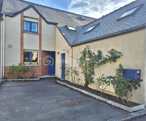 En exclusivité
Coup de cœur à quelques pas du centre ville de Rennes, une maison familiale avec un jardin plein sud, proche de toutes commodités.

Et si votre prochaine maison était ici ? Une maison où l'on se sent bien.

Dans un quartier résidentiel de Rennes, à La Bellangerais, découvrez cette charmante maison d'environ 120 m², implantée sur une parcelle de 234 m².
Un emplacement idéal pour une vie de famille à proximité des écoles, des commerces et des transports en commun, avec bus et métro facilement accessibles.

Cette dernière saura vous séduire par ses volumes et sa luminosité ainsi que par son calme grâce à sa localisation.

Elle se compose au rez-de-chaussée :
D’une entrée avec placard
D'une cuisine aménagée et équipée
D'un salon, séjour avec cheminée
D'une chambre spacieuse avec salle d'eau
D'un Wc séparé
D'un coin buanderie

A l'étage vous disposerez :
D'un dégagement
De deux très belles chambres avec placards
D'un bureau pouvant s'adapter à toutes vos envies (télétravail, chambre d'appoint, espace créatif, salle de jeu ...)
D'une salle de bain avec douche et baignoire
D'un wc séparé

Le petit bonheur en plus : Le jardin arboré exposé plein sud.
Grâce à son exposition cet extérieur devient une véritable pièce supplémentaire.

Ce bien vous permettra de profiter de la vie rennaise tout en conservant le calme d'un environnement résidentiel.

Une visite pourrait bien provoquer le coup de cœur ..