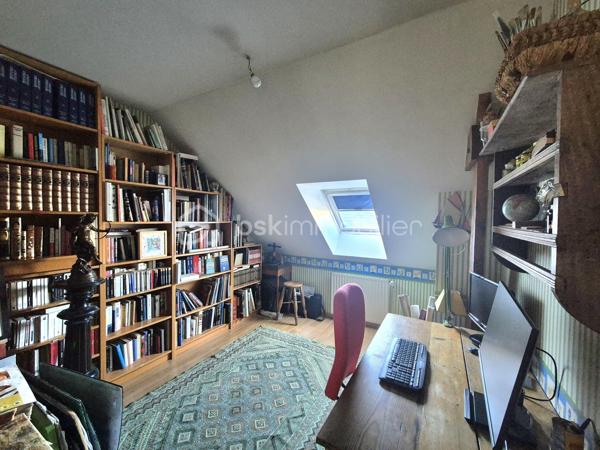 En exclusivité
Coup de cœur à quelques pas du centre ville de Rennes, une maison familiale avec un jardin plein sud, proche de toutes commodités.

Et si votre prochaine maison était ici ? Une maison où l'on se sent bien.

Dans un quartier résidentiel de Rennes, à La Bellangerais, découvrez cette charmante maison d'environ 120 m², implantée sur une parcelle de 234 m².
Un emplacement idéal pour une vie de famille à proximité des écoles, des commerces et des transports en commun, avec bus et métro facilement accessibles.

Cette dernière saura vous séduire par ses volumes et sa luminosité ainsi que par son calme grâce à sa localisation.

Elle se compose au rez-de-chaussée :
D’une entrée avec placard
D'une cuisine aménagée et équipée
D'un salon, séjour avec cheminée
D'une chambre spacieuse avec salle d'eau
D'un Wc séparé
D'un coin buanderie

A l'étage vous disposerez :
D'un dégagement
De deux très belles chambres avec placards
D'un bureau pouvant s'adapter à toutes vos envies (télétravail, chambre d'appoint, espace créatif, salle de jeu ...)
D'une salle de bain avec douche et baignoire
D'un wc séparé

Le petit bonheur en plus : Le jardin arboré exposé plein sud.
Grâce à son exposition cet extérieur devient une véritable pièce supplémentaire.

Ce bien vous permettra de profiter de la vie rennaise tout en conservant le calme d'un environnement résidentiel.

Une visite pourrait bien provoquer le coup de cœur ..