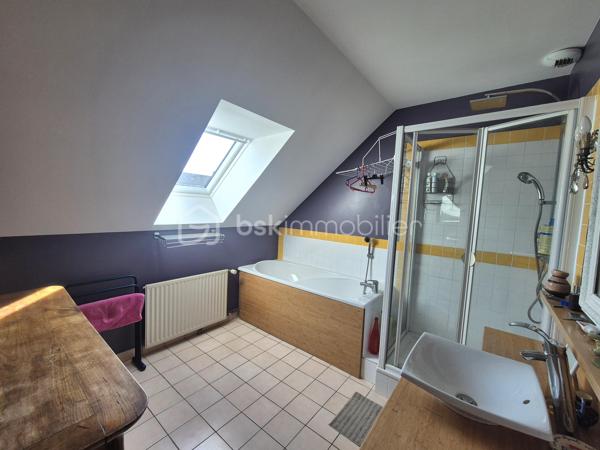 En exclusivité
Coup de cœur à quelques pas du centre ville de Rennes, une maison familiale avec un jardin plein sud, proche de toutes commodités.

Et si votre prochaine maison était ici ? Une maison où l'on se sent bien.

Dans un quartier résidentiel de Rennes, à La Bellangerais, découvrez cette charmante maison d'environ 120 m², implantée sur une parcelle de 234 m².
Un emplacement idéal pour une vie de famille à proximité des écoles, des commerces et des transports en commun, avec bus et métro facilement accessibles.

Cette dernière saura vous séduire par ses volumes et sa luminosité ainsi que par son calme grâce à sa localisation.

Elle se compose au rez-de-chaussée :
D’une entrée avec placard
D'une cuisine aménagée et équipée
D'un salon, séjour avec cheminée
D'une chambre spacieuse avec salle d'eau
D'un Wc séparé
D'un coin buanderie

A l'étage vous disposerez :
D'un dégagement
De deux très belles chambres avec placards
D'un bureau pouvant s'adapter à toutes vos envies (télétravail, chambre d'appoint, espace créatif, salle de jeu ...)
D'une salle de bain avec douche et baignoire
D'un wc séparé

Le petit bonheur en plus : Le jardin arboré exposé plein sud.
Grâce à son exposition cet extérieur devient une véritable pièce supplémentaire.

Ce bien vous permettra de profiter de la vie rennaise tout en conservant le calme d'un environnement résidentiel.

Une visite pourrait bien provoquer le coup de cœur ..
