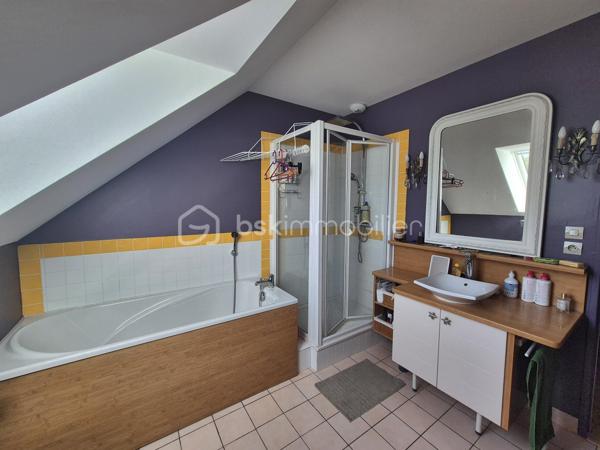 En exclusivité
Coup de cœur à quelques pas du centre ville de Rennes, une maison familiale avec un jardin plein sud, proche de toutes commodités.

Et si votre prochaine maison était ici ? Une maison où l'on se sent bien.

Dans un quartier résidentiel de Rennes, à La Bellangerais, découvrez cette charmante maison d'environ 120 m², implantée sur une parcelle de 234 m².
Un emplacement idéal pour une vie de famille à proximité des écoles, des commerces et des transports en commun, avec bus et métro facilement accessibles.

Cette dernière saura vous séduire par ses volumes et sa luminosité ainsi que par son calme grâce à sa localisation.

Elle se compose au rez-de-chaussée :
D’une entrée avec placard
D'une cuisine aménagée et équipée
D'un salon, séjour avec cheminée
D'une chambre spacieuse avec salle d'eau
D'un Wc séparé
D'un coin buanderie

A l'étage vous disposerez :
D'un dégagement
De deux très belles chambres avec placards
D'un bureau pouvant s'adapter à toutes vos envies (télétravail, chambre d'appoint, espace créatif, salle de jeu ...)
D'une salle de bain avec douche et baignoire
D'un wc séparé

Le petit bonheur en plus : Le jardin arboré exposé plein sud.
Grâce à son exposition cet extérieur devient une véritable pièce supplémentaire.

Ce bien vous permettra de profiter de la vie rennaise tout en conservant le calme d'un environnement résidentiel.

Une visite pourrait bien provoquer le coup de cœur ..