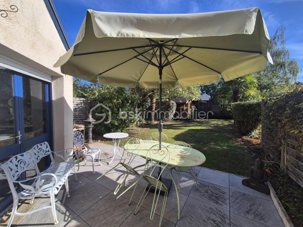 En exclusivité
Coup de cœur à quelques pas du centre ville de Rennes, une maison familiale avec un jardin plein sud, proche de toutes commodités.

Et si votre prochaine maison était ici ? Une maison où l'on se sent bien.

Dans un quartier résidentiel de Rennes, à La Bellangerais, découvrez cette charmante maison d'environ 120 m², implantée sur une parcelle de 234 m².
Un emplacement idéal pour une vie de famille à proximité des écoles, des commerces et des transports en commun, avec bus et métro facilement accessibles.

Cette dernière saura vous séduire par ses volumes et sa luminosité ainsi que par son calme grâce à sa localisation.

Elle se compose au rez-de-chaussée :
D’une entrée avec placard
D'une cuisine aménagée et équipée
D'un salon, séjour avec cheminée
D'une chambre spacieuse avec salle d'eau
D'un Wc séparé
D'un coin buanderie

A l'étage vous disposerez :
D'un dégagement
De deux très belles chambres avec placards
D'un bureau pouvant s'adapter à toutes vos envies (télétravail, chambre d'appoint, espace créatif, salle de jeu ...)
D'une salle de bain avec douche et baignoire
D'un wc séparé

Le petit bonheur en plus : Le jardin arboré exposé plein sud.
Grâce à son exposition cet extérieur devient une véritable pièce supplémentaire.

Ce bien vous permettra de profiter de la vie rennaise tout en conservant le calme d'un environnement résidentiel.

Une visite pourrait bien provoquer le coup de cœur ..