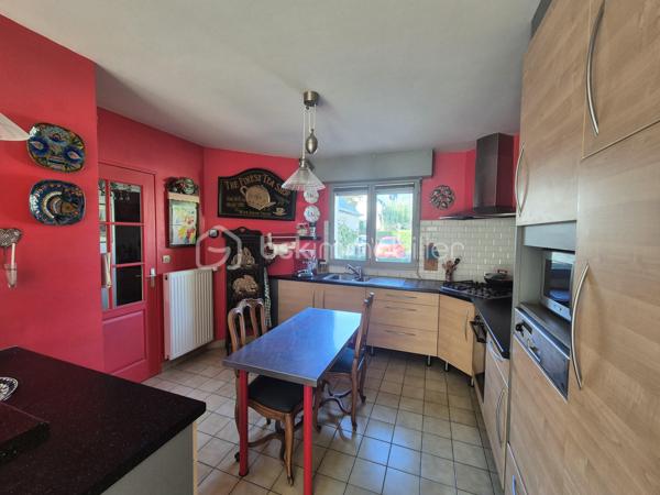 En exclusivité
Coup de cœur à quelques pas du centre ville de Rennes, une maison familiale avec un jardin plein sud, proche de toutes commodités.

Et si votre prochaine maison était ici ? Une maison où l'on se sent bien.

Dans un quartier résidentiel de Rennes, à La Bellangerais, découvrez cette charmante maison d'environ 120 m², implantée sur une parcelle de 234 m².
Un emplacement idéal pour une vie de famille à proximité des écoles, des commerces et des transports en commun, avec bus et métro facilement accessibles.

Cette dernière saura vous séduire par ses volumes et sa luminosité ainsi que par son calme grâce à sa localisation.

Elle se compose au rez-de-chaussée :
D’une entrée avec placard
D'une cuisine aménagée et équipée
D'un salon, séjour avec cheminée
D'une chambre spacieuse avec salle d'eau
D'un Wc séparé
D'un coin buanderie

A l'étage vous disposerez :
D'un dégagement
De deux très belles chambres avec placards
D'un bureau pouvant s'adapter à toutes vos envies (télétravail, chambre d'appoint, espace créatif, salle de jeu ...)
D'une salle de bain avec douche et baignoire
D'un wc séparé

Le petit bonheur en plus : Le jardin arboré exposé plein sud.
Grâce à son exposition cet extérieur devient une véritable pièce supplémentaire.

Ce bien vous permettra de profiter de la vie rennaise tout en conservant le calme d'un environnement résidentiel.

Une visite pourrait bien provoquer le coup de cœur ..