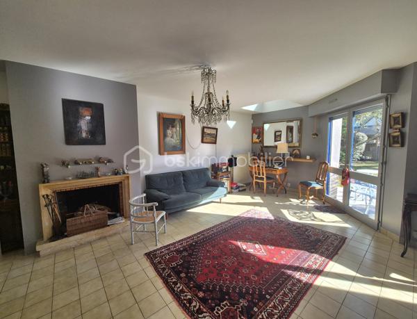 En exclusivité
Coup de cœur à quelques pas du centre ville de Rennes, une maison familiale avec un jardin plein sud, proche de toutes commodités.

Et si votre prochaine maison était ici ? Une maison où l'on se sent bien.

Dans un quartier résidentiel de Rennes, à La Bellangerais, découvrez cette charmante maison d'environ 120 m², implantée sur une parcelle de 234 m².
Un emplacement idéal pour une vie de famille à proximité des écoles, des commerces et des transports en commun, avec bus et métro facilement accessibles.

Cette dernière saura vous séduire par ses volumes et sa luminosité ainsi que par son calme grâce à sa localisation.

Elle se compose au rez-de-chaussée :
D’une entrée avec placard
D'une cuisine aménagée et équipée
D'un salon, séjour avec cheminée
D'une chambre spacieuse avec salle d'eau
D'un Wc séparé
D'un coin buanderie

A l'étage vous disposerez :
D'un dégagement
De deux très belles chambres avec placards
D'un bureau pouvant s'adapter à toutes vos envies (télétravail, chambre d'appoint, espace créatif, salle de jeu ...)
D'une salle de bain avec douche et baignoire
D'un wc séparé

Le petit bonheur en plus : Le jardin arboré exposé plein sud.
Grâce à son exposition cet extérieur devient une véritable pièce supplémentaire.

Ce bien vous permettra de profiter de la vie rennaise tout en conservant le calme d'un environnement résidentiel.

Une visite pourrait bien provoquer le coup de cœur ..