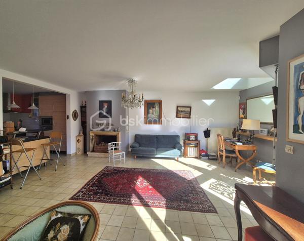 En exclusivité
Coup de cœur à quelques pas du centre ville de Rennes, une maison familiale avec un jardin plein sud, proche de toutes commodités.

Et si votre prochaine maison était ici ? Une maison où l'on se sent bien.

Dans un quartier résidentiel de Rennes, à La Bellangerais, découvrez cette charmante maison d'environ 120 m², implantée sur une parcelle de 234 m².
Un emplacement idéal pour une vie de famille à proximité des écoles, des commerces et des transports en commun, avec bus et métro facilement accessibles.

Cette dernière saura vous séduire par ses volumes et sa luminosité ainsi que par son calme grâce à sa localisation.

Elle se compose au rez-de-chaussée :
D’une entrée avec placard
D'une cuisine aménagée et équipée
D'un salon, séjour avec cheminée
D'une chambre spacieuse avec salle d'eau
D'un Wc séparé
D'un coin buanderie

A l'étage vous disposerez :
D'un dégagement
De deux très belles chambres avec placards
D'un bureau pouvant s'adapter à toutes vos envies (télétravail, chambre d'appoint, espace créatif, salle de jeu ...)
D'une salle de bain avec douche et baignoire
D'un wc séparé

Le petit bonheur en plus : Le jardin arboré exposé plein sud.
Grâce à son exposition cet extérieur devient une véritable pièce supplémentaire.

Ce bien vous permettra de profiter de la vie rennaise tout en conservant le calme d'un environnement résidentiel.

Une visite pourrait bien provoquer le coup de cœur ..