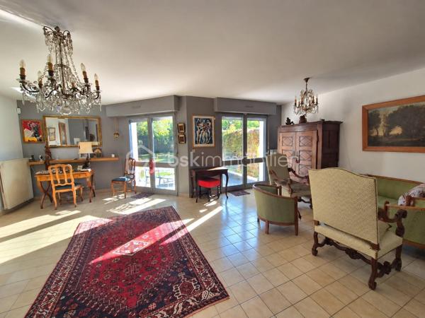 En exclusivité
Coup de cœur à quelques pas du centre ville de Rennes, une maison familiale avec un jardin plein sud, proche de toutes commodités.

Et si votre prochaine maison était ici ? Une maison où l'on se sent bien.

Dans un quartier résidentiel de Rennes, à La Bellangerais, découvrez cette charmante maison d'environ 120 m², implantée sur une parcelle de 234 m².
Un emplacement idéal pour une vie de famille à proximité des écoles, des commerces et des transports en commun, avec bus et métro facilement accessibles.

Cette dernière saura vous séduire par ses volumes et sa luminosité ainsi que par son calme grâce à sa localisation.

Elle se compose au rez-de-chaussée :
D’une entrée avec placard
D'une cuisine aménagée et équipée
D'un salon, séjour avec cheminée
D'une chambre spacieuse avec salle d'eau
D'un Wc séparé
D'un coin buanderie

A l'étage vous disposerez :
D'un dégagement
De deux très belles chambres avec placards
D'un bureau pouvant s'adapter à toutes vos envies (télétravail, chambre d'appoint, espace créatif, salle de jeu ...)
D'une salle de bain avec douche et baignoire
D'un wc séparé

Le petit bonheur en plus : Le jardin arboré exposé plein sud.
Grâce à son exposition cet extérieur devient une véritable pièce supplémentaire.

Ce bien vous permettra de profiter de la vie rennaise tout en conservant le calme d'un environnement résidentiel.

Une visite pourrait bien provoquer le coup de cœur ..