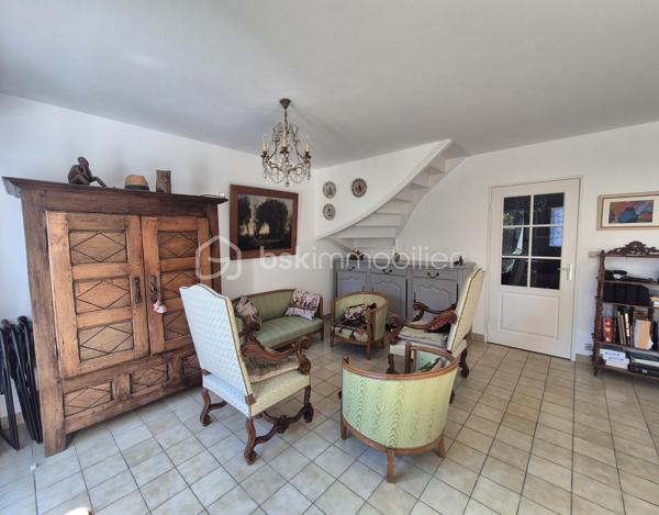 En exclusivité
Coup de cœur à quelques pas du centre ville de Rennes, une maison familiale avec un jardin plein sud, proche de toutes commodités.

Et si votre prochaine maison était ici ? Une maison où l'on se sent bien.

Dans un quartier résidentiel de Rennes, à La Bellangerais, découvrez cette charmante maison d'environ 120 m², implantée sur une parcelle de 234 m².
Un emplacement idéal pour une vie de famille à proximité des écoles, des commerces et des transports en commun, avec bus et métro facilement accessibles.

Cette dernière saura vous séduire par ses volumes et sa luminosité ainsi que par son calme grâce à sa localisation.

Elle se compose au rez-de-chaussée :
D’une entrée avec placard
D'une cuisine aménagée et équipée
D'un salon, séjour avec cheminée
D'une chambre spacieuse avec salle d'eau
D'un Wc séparé
D'un coin buanderie

A l'étage vous disposerez :
D'un dégagement
De deux très belles chambres avec placards
D'un bureau pouvant s'adapter à toutes vos envies (télétravail, chambre d'appoint, espace créatif, salle de jeu ...)
D'une salle de bain avec douche et baignoire
D'un wc séparé

Le petit bonheur en plus : Le jardin arboré exposé plein sud.
Grâce à son exposition cet extérieur devient une véritable pièce supplémentaire.

Ce bien vous permettra de profiter de la vie rennaise tout en conservant le calme d'un environnement résidentiel.

Une visite pourrait bien provoquer le coup de cœur ..