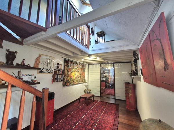 En exclusivité
Coup de cœur à quelques pas du centre ville de Rennes, une maison familiale avec un jardin plein sud, proche de toutes commodités.

Et si votre prochaine maison était ici ? Une maison où l'on se sent bien.

Dans un quartier résidentiel de Rennes, à La Bellangerais, découvrez cette charmante maison d'environ 120 m², implantée sur une parcelle de 234 m².
Un emplacement idéal pour une vie de famille à proximité des écoles, des commerces et des transports en commun, avec bus et métro facilement accessibles.

Cette dernière saura vous séduire par ses volumes et sa luminosité ainsi que par son calme grâce à sa localisation.

Elle se compose au rez-de-chaussée :
D’une entrée avec placard
D'une cuisine aménagée et équipée
D'un salon, séjour avec cheminée
D'une chambre spacieuse avec salle d'eau
D'un Wc séparé
D'un coin buanderie

A l'étage vous disposerez :
D'un dégagement
De deux très belles chambres avec placards
D'un bureau pouvant s'adapter à toutes vos envies (télétravail, chambre d'appoint, espace créatif, salle de jeu ...)
D'une salle de bain avec douche et baignoire
D'un wc séparé

Le petit bonheur en plus : Le jardin arboré exposé plein sud.
Grâce à son exposition cet extérieur devient une véritable pièce supplémentaire.

Ce bien vous permettra de profiter de la vie rennaise tout en conservant le calme d'un environnement résidentiel.

Une visite pourrait bien provoquer le coup de cœur ..