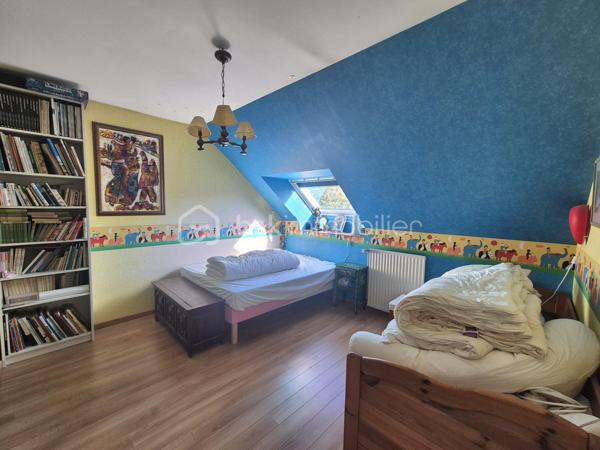 En exclusivité
Coup de cœur à quelques pas du centre ville de Rennes, une maison familiale avec un jardin plein sud, proche de toutes commodités.

Et si votre prochaine maison était ici ? Une maison où l'on se sent bien.

Dans un quartier résidentiel de Rennes, à La Bellangerais, découvrez cette charmante maison d'environ 120 m², implantée sur une parcelle de 234 m².
Un emplacement idéal pour une vie de famille à proximité des écoles, des commerces et des transports en commun, avec bus et métro facilement accessibles.

Cette dernière saura vous séduire par ses volumes et sa luminosité ainsi que par son calme grâce à sa localisation.

Elle se compose au rez-de-chaussée :
D’une entrée avec placard
D'une cuisine aménagée et équipée
D'un salon, séjour avec cheminée
D'une chambre spacieuse avec salle d'eau
D'un Wc séparé
D'un coin buanderie

A l'étage vous disposerez :
D'un dégagement
De deux très belles chambres avec placards
D'un bureau pouvant s'adapter à toutes vos envies (télétravail, chambre d'appoint, espace créatif, salle de jeu ...)
D'une salle de bain avec douche et baignoire
D'un wc séparé

Le petit bonheur en plus : Le jardin arboré exposé plein sud.
Grâce à son exposition cet extérieur devient une véritable pièce supplémentaire.

Ce bien vous permettra de profiter de la vie rennaise tout en conservant le calme d'un environnement résidentiel.

Une visite pourrait bien provoquer le coup de cœur ..