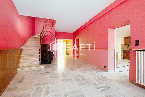 Maison de ville avec un grand garage