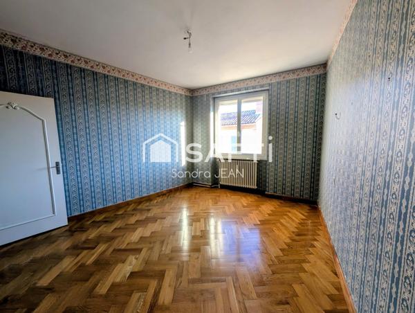 Maison de ville avec un grand garage