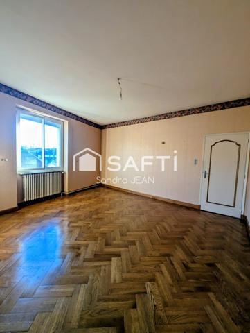 Maison de ville avec un grand garage