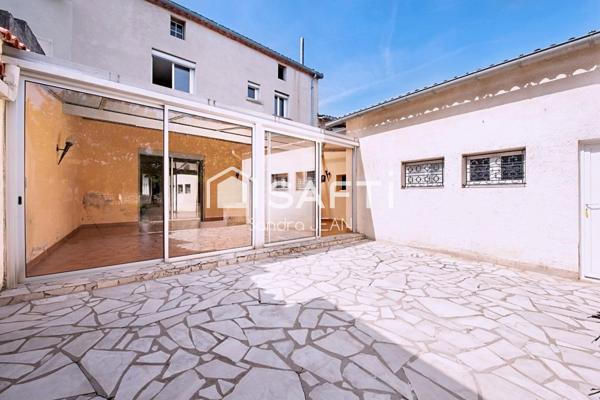 Maison de ville avec un grand garage