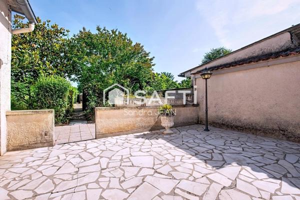 Maison de ville avec un grand garage