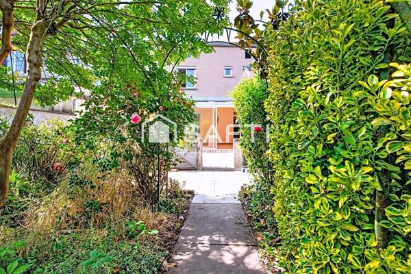 Maison de ville avec un grand garage