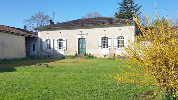 Bien rare : ancienne ferme du XVIII? siècle avec dépendances et grand terrain arboré à Barbezieux-Saint-Hilaire.