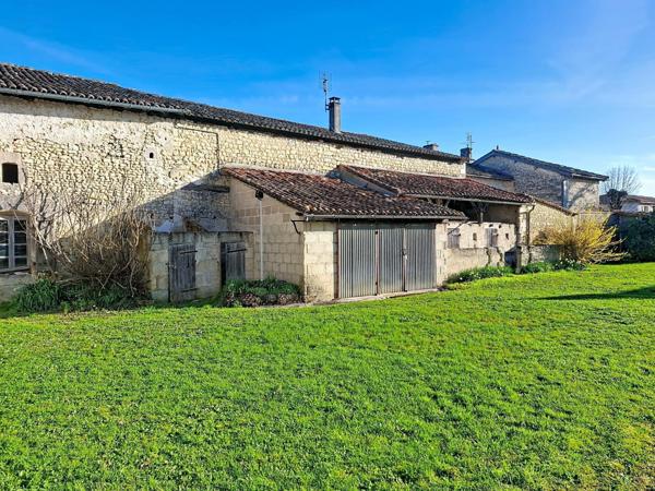 Bien rare : ancienne ferme du XVIII? siècle avec dépendances et grand terrain arboré à Barbezieux-Saint-Hilaire.