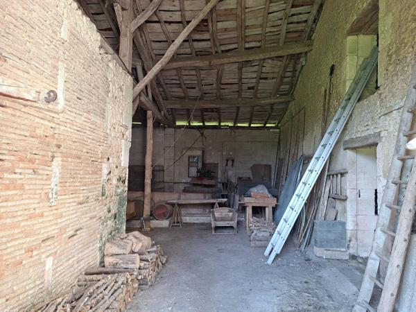 Bien rare : ancienne ferme du XVIII? siècle avec dépendances et grand terrain arboré à Barbezieux-Saint-Hilaire.