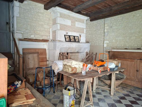 Bien rare : ancienne ferme du XVIII? siècle avec dépendances et grand terrain arboré à Barbezieux-Saint-Hilaire.
