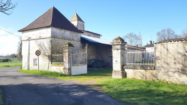 Bien rare : ancienne ferme du XVIII? siècle avec dépendances et grand terrain arboré à Barbezieux-Saint-Hilaire.