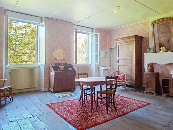 Bien rare : ancienne ferme du XVIII? siècle avec dépendances et grand terrain arboré à Barbezieux-Saint-Hilaire.