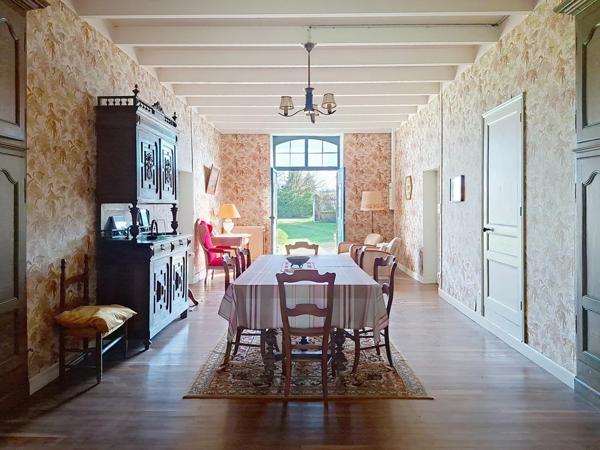 Bien rare : ancienne ferme du XVIII? siècle avec dépendances et grand terrain arboré à Barbezieux-Saint-Hilaire.