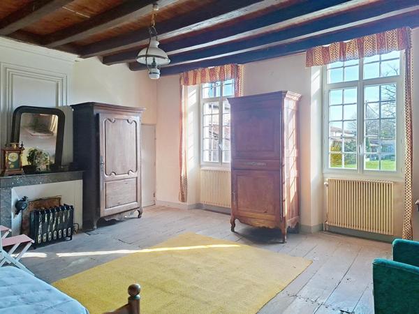 Bien rare : ancienne ferme du XVIII? siècle avec dépendances et grand terrain arboré à Barbezieux-Saint-Hilaire.